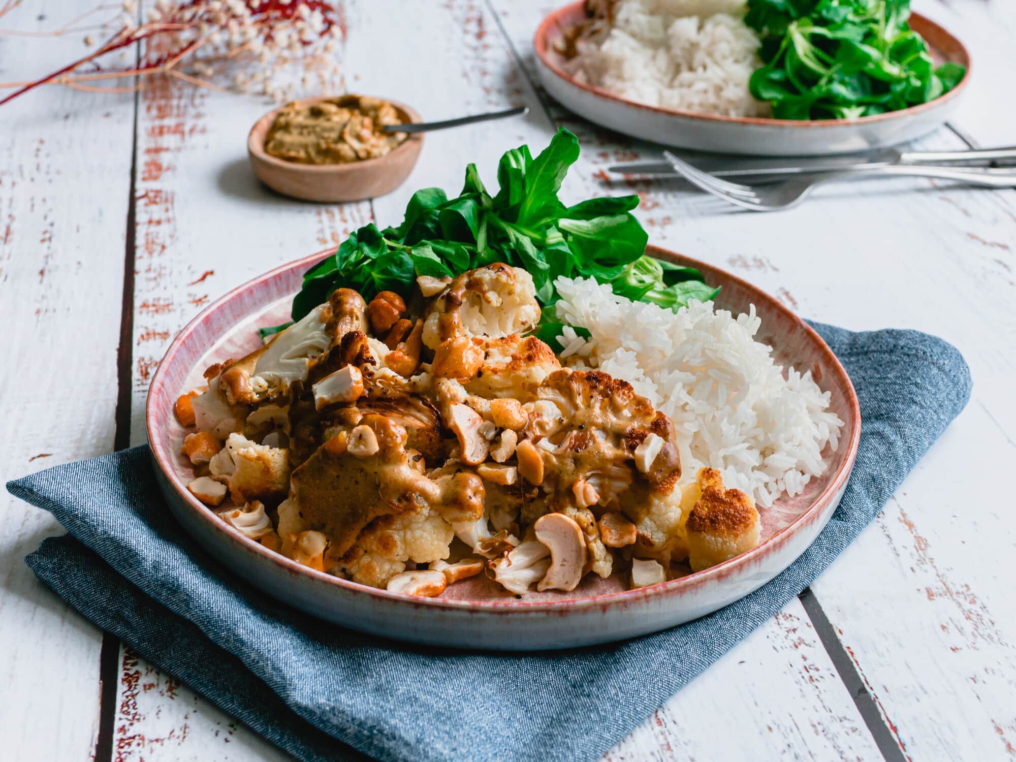 Chou-fleur rôti à la noix de cajou et sauce satay